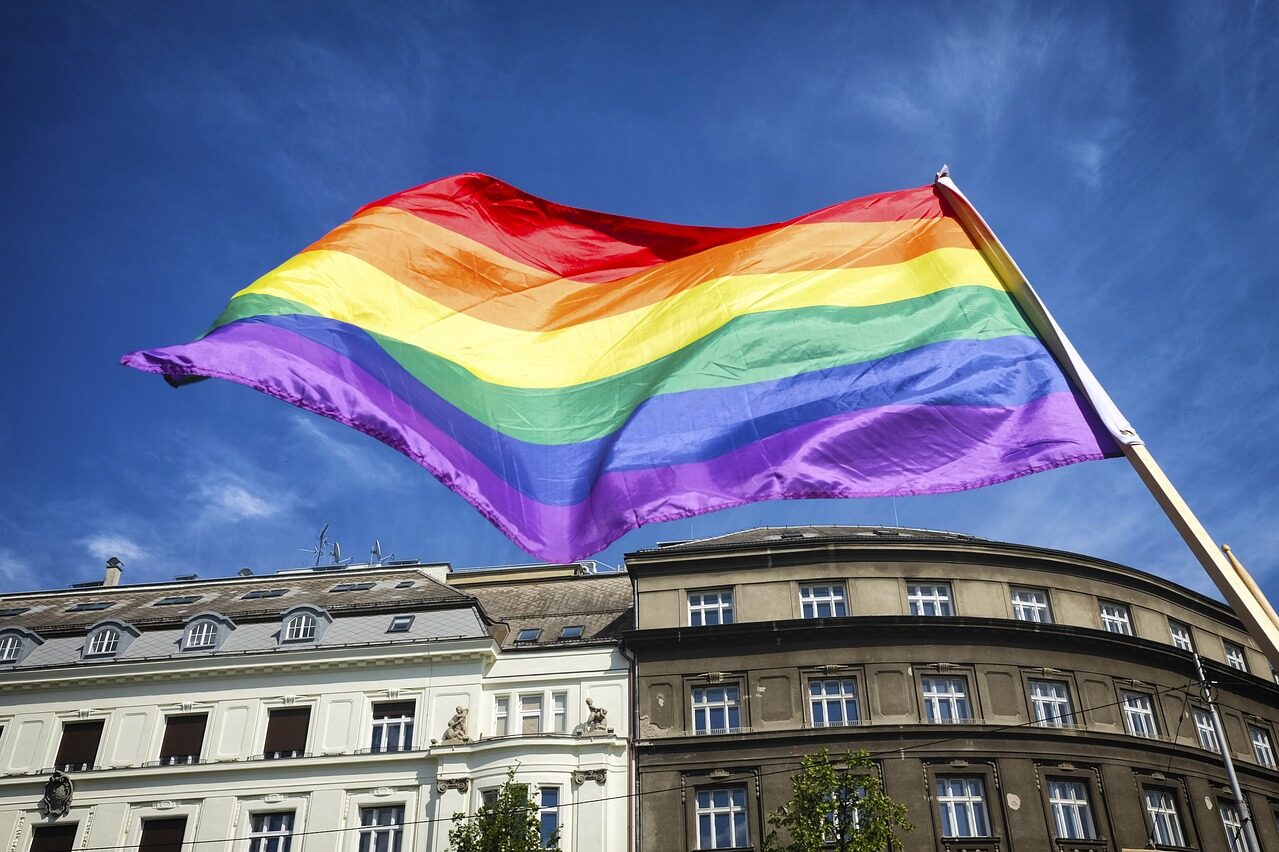 Regenbogenflagge vor einem Gebäude
